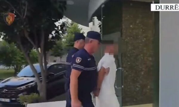 Zbulohet depo armësh në Durrës, pranga 20-vjeçarit të dyshuar për