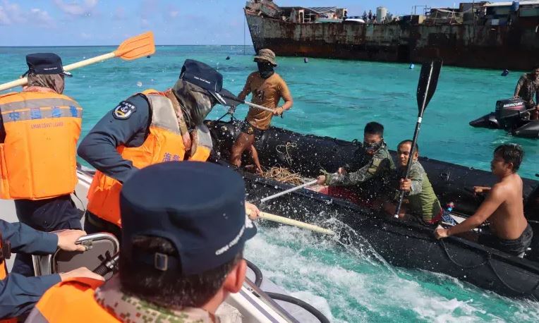 Rriten tensionet në Detin e Kinës Jugore  incidenti mes anijeve lë të plagosur një marinar filipinas