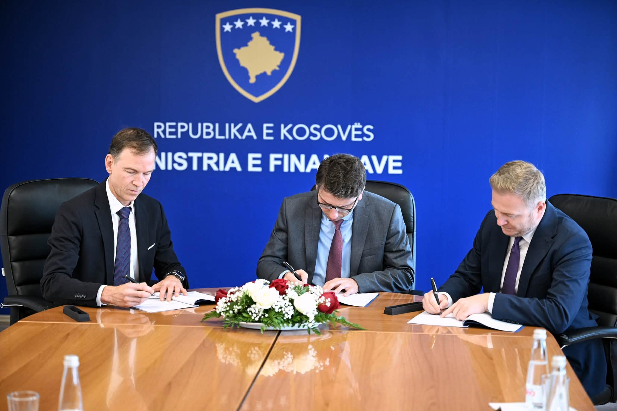 Ministria e Financave nënshkruan grant prej 5 milionë euro me Bankën
