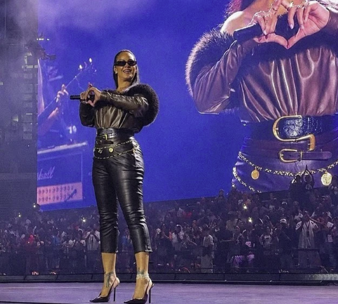 Rikthimi i Rihanna s në skenë ngjall reagime të përziera  fansat ndahen pas performancës me Jay Z