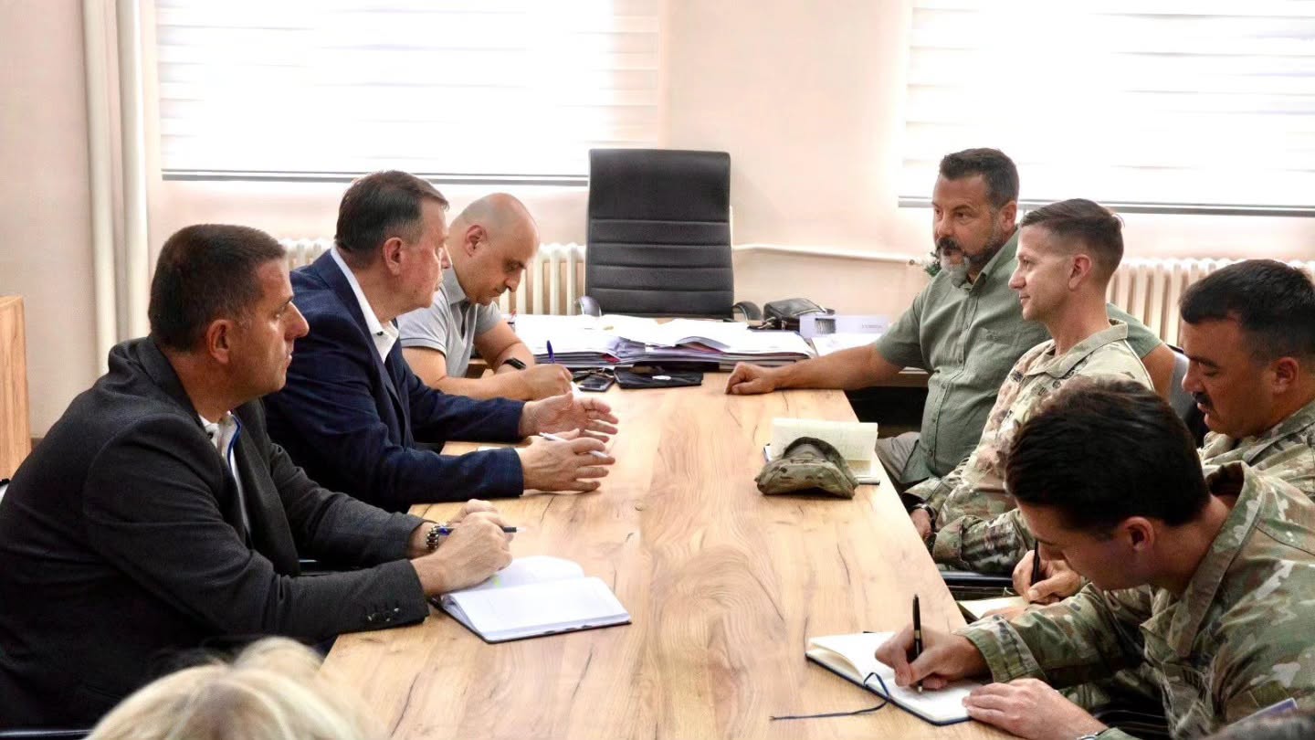 Komandanti i KFOR it takon kryetarin e Zveçanit  flasin për situatën e sigurisë
