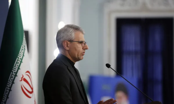 Irani thotë se SHBA ja po i minon bisedimet me Omanin për Hormuzin