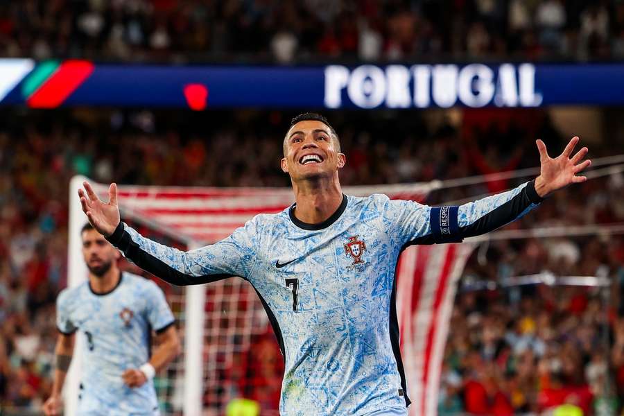 Portugalia eliminon Kroacinë dhe kalon në 1 8 e finales  gjesti i Ronaldos prek tifozët