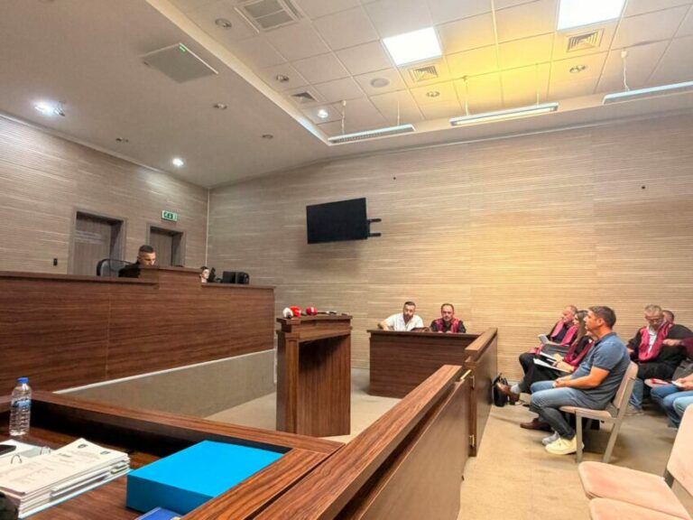 Dështon të mbahet seanca fillestare për barrikadat në veri