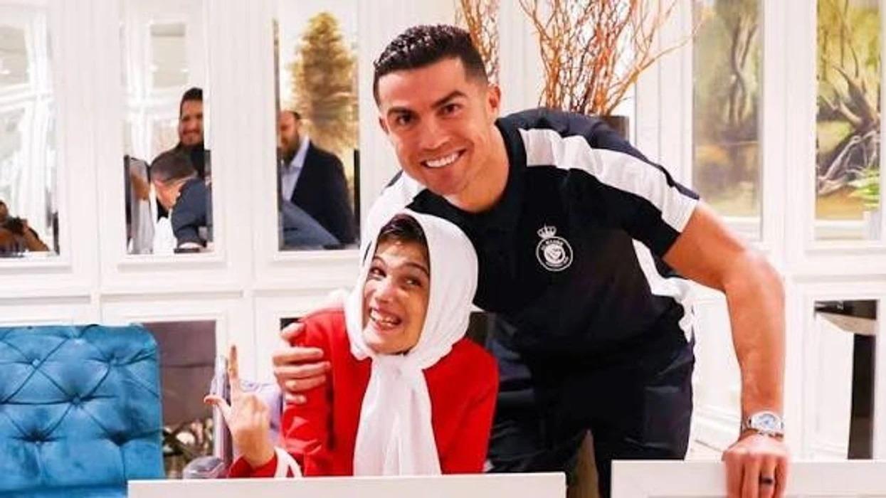Cristiano Ronaldo befason artisten që pikturon me këmbë
