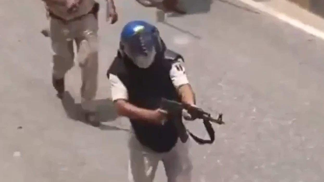 Polici nxjerr AK-47 gjatë protestës studentore në Indi, pezullohet