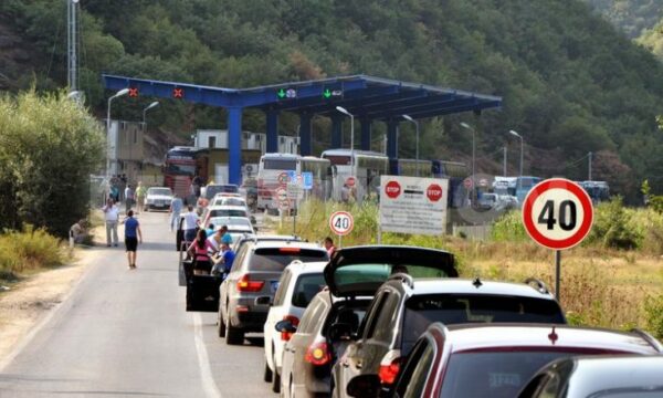 Pritje deri në 50 minuta te  Dheu i Bardhë 