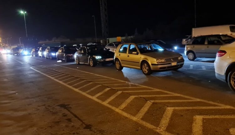 Kolona në kufi: Pritje deri në një orë e gjysmë