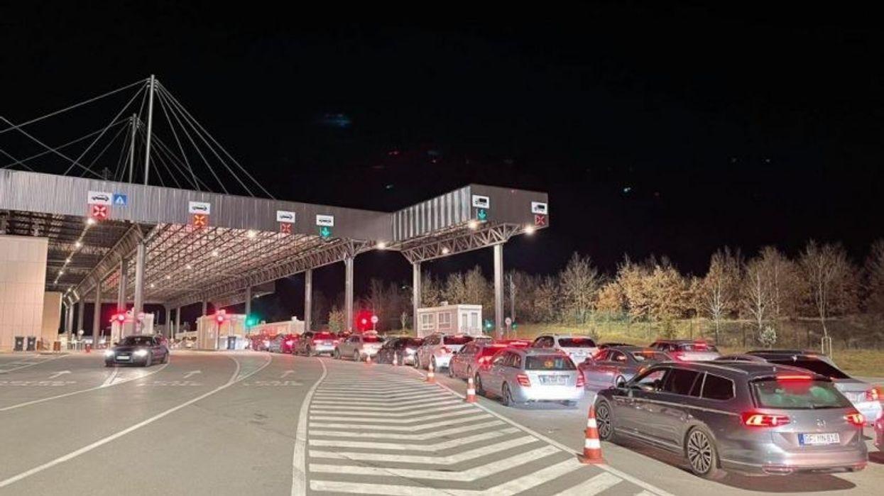 Pritje deri në 2 orë në dalje te Muçibaba  kolona deri në 1 kilometër në Dheun e Bardhë