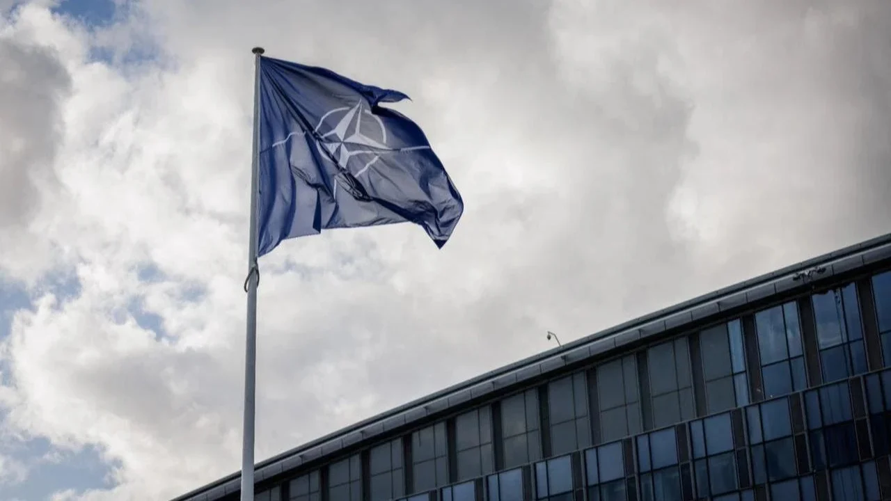 Praktikantja në selinë ushtarake të NATO-s arrestohet nën dyshimet