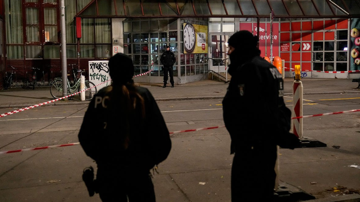Berlin  Gruaja mbahet peng për 11 orë në një supermarket  arrestohet agresori