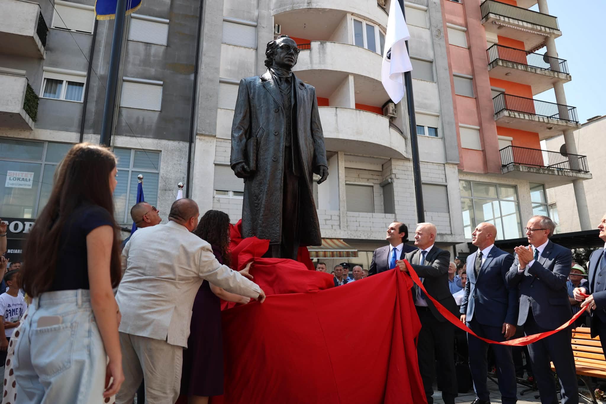 Përurohet shtatorja e ish presidentit Ibrahim Rugova në Klinë