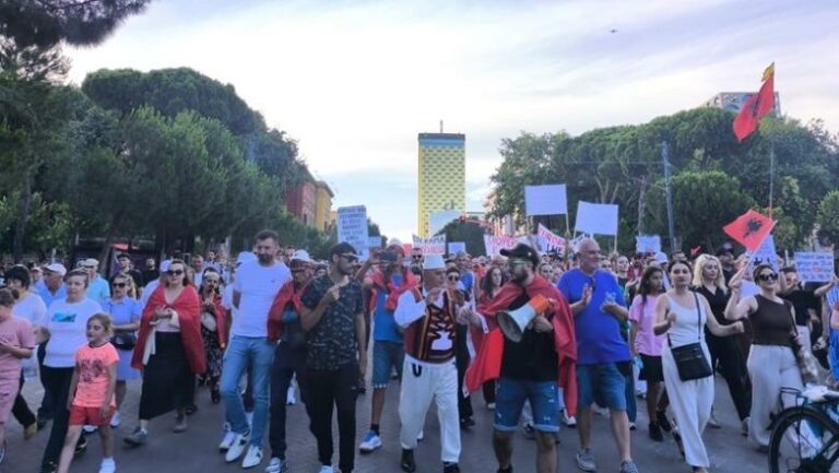 Protesta para Kryeministrisë hyn në ditën e 44 të  qytetarët përsërisin kërkesat ndaj qeverisë