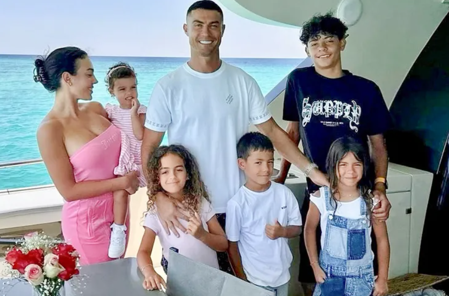 Cristiano Ronaldo  baba i pesë fëmijëve  Historia e familjes së yllit portugez dhe tragjedia që e preku