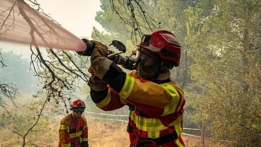 Zjarrfikësit luftojnë zjarret që përhapen me shpejtësi në jug të Francës