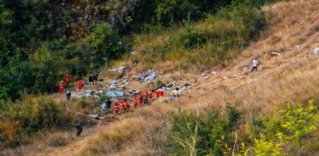 Kamioni bie në një humnerë në Peru  14 të vdekur  mes viktimave një fëmijë