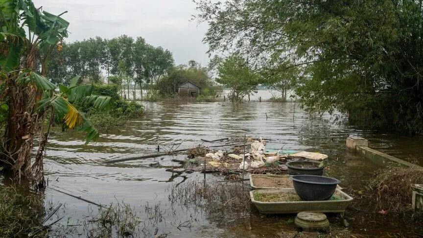Përmbytje të menjëhershme në Vietnam  të paktën katër të vdekur dhe disa të zhdukur